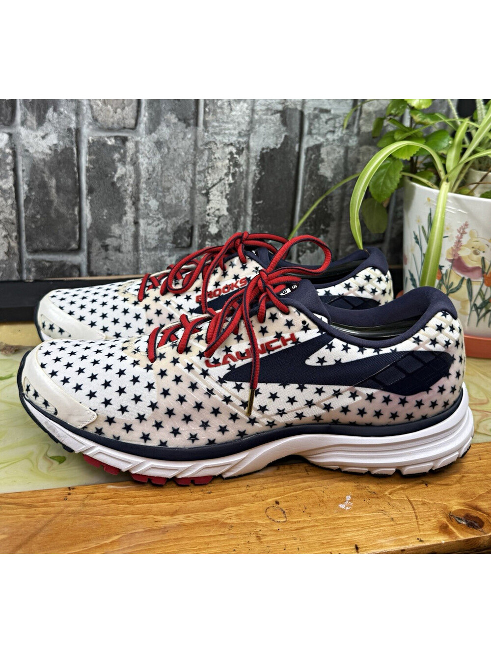 Brooks Launch 3 White/Blue/Red Stars Low Top Lace-Up Men's Sneaker 110215